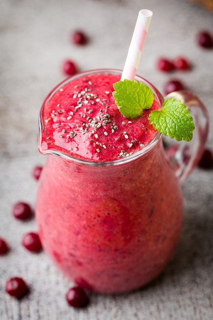 Smoothie, succo rosa su grigio