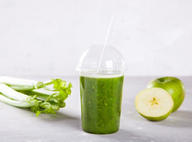 Smoothies Green. Bere cocktail di spinaci,