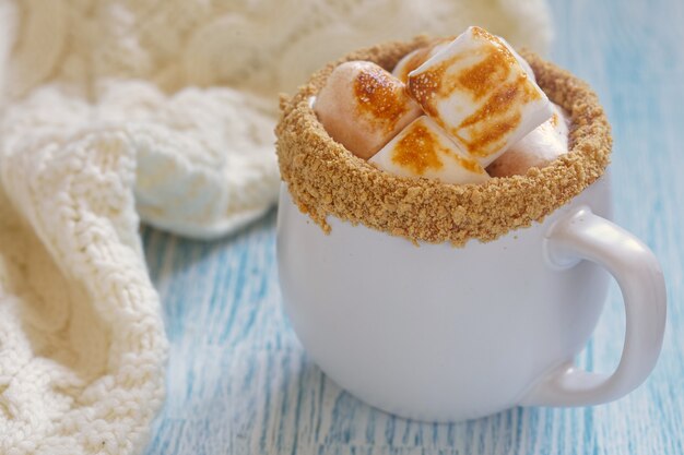 Smores cioccolata calda con marshmallo arrosto e cracker al graham