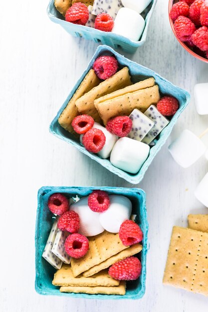 Smores con cioccolato bianco e lamponi freschi.