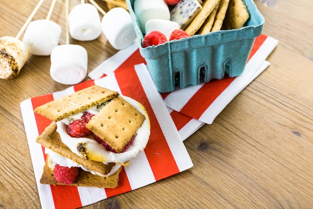 Smores con cioccolato bianco e lamponi freschi.