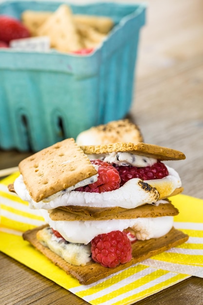 Smores con cioccolato bianco e lamponi freschi.