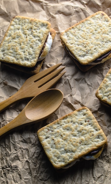 Smores fatti in casa su carta marrone