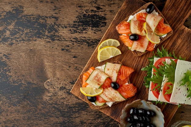 Smorrebrod - panini tradizionali danesi. Pane di segale nero con salmone