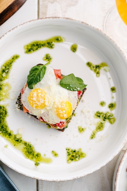 Smorrebrod Sandwich aperto danese con uovo di salmone, avocado e salsa di coriandolo Vista dall'alto