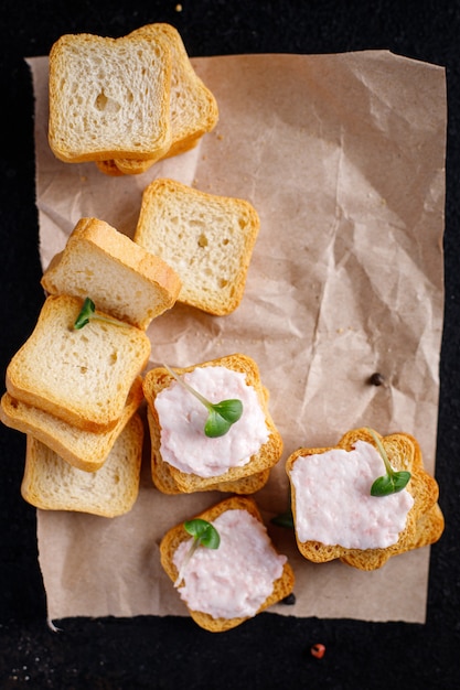 Smorrebrod sandwich di frutti di mare pesce burro spalmato di gamberi su pane caviale di capelin gusto porzione fresca