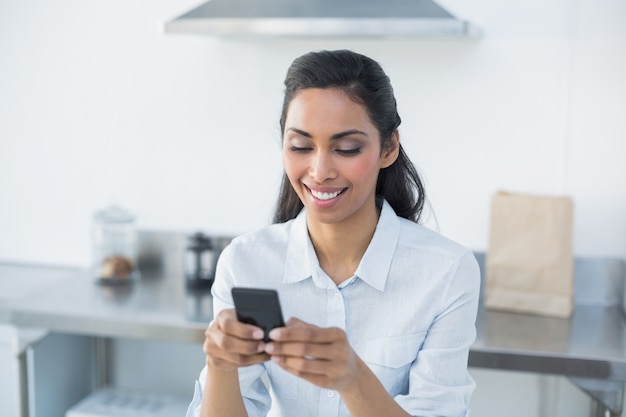 SMS di testo contenuto donna con il suo smartphone