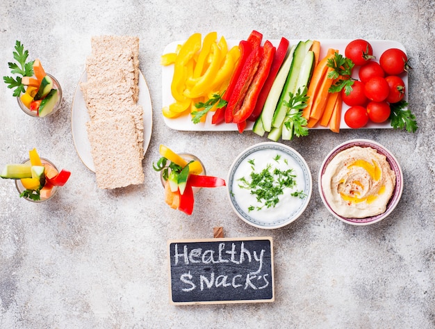 Snack bar. Bastoncini di verdure e hummus