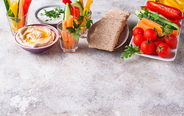 Snack bar. Bastoncini di verdure e hummus