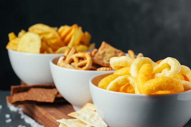 Snack birra sul tavolo di pietra. Vari cracker, patatine fritte. Vista dall'alto