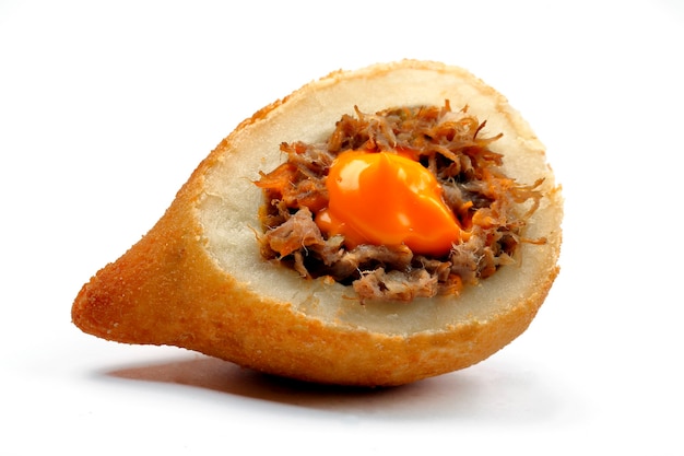 Snack brasiliano coxinha, carne secca con cheddar