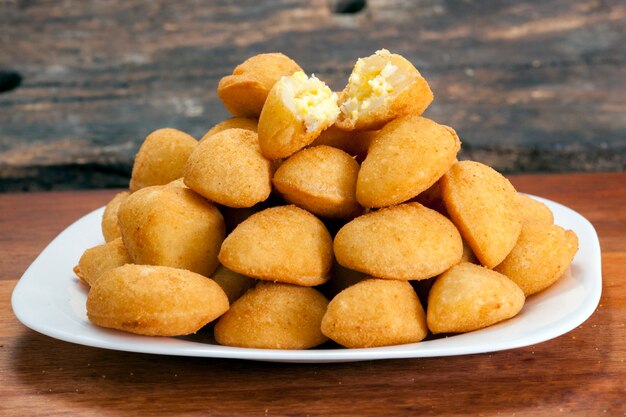 Snack brasiliano, pasta ripiena di crema con mais