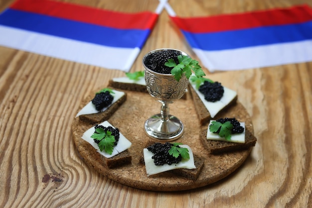 Snack caviale nero su uno sfondo di legno