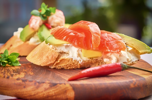 Snack con gamberi, pesce e avocado