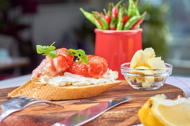 Snack con gamberi, pesce e avocado