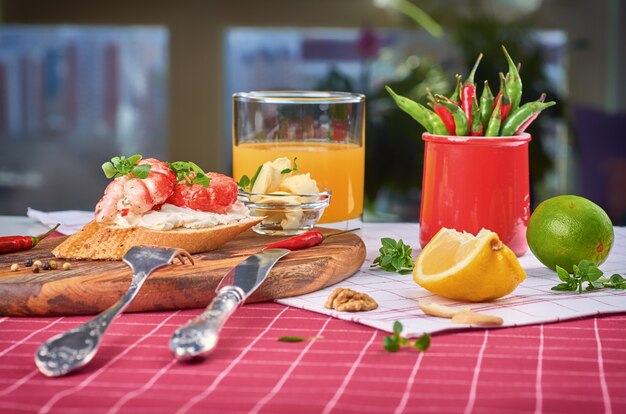 Snack con gamberi, pesce e avocado