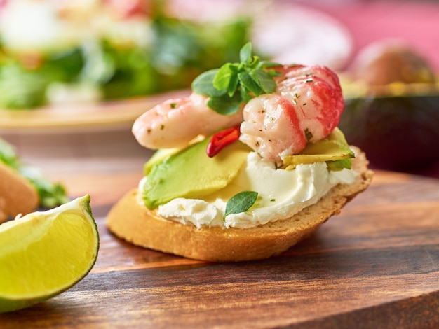 Snack con gamberi, pesce e avocado