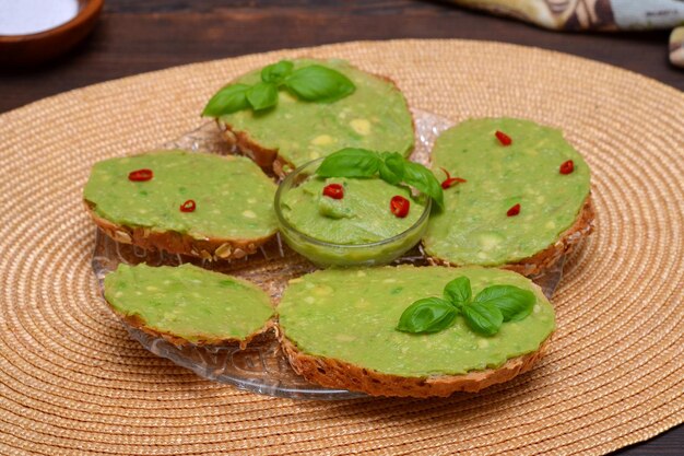 Snack con guacamole sul piatto