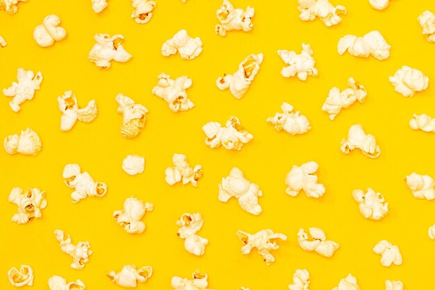 Snack concept Disposizione di popcorn dolci isolati su sfondo giallo