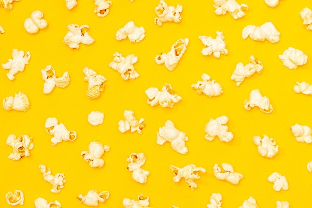 Snack concept Disposizione di popcorn dolci isolati su sfondo giallo