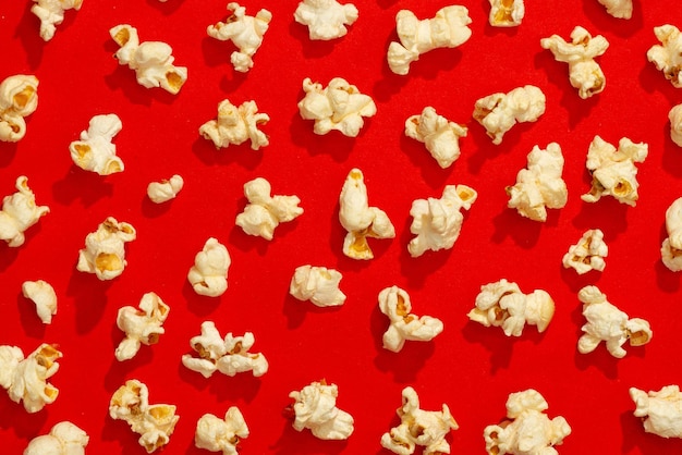 Snack concept Disposizione di popcorn dolci isolati su sfondo rosso