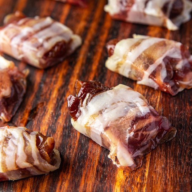 snack datteri in pancetta affumicata carne secca pasto cibo spuntino sul tavolo copia spazio cibo sfondo