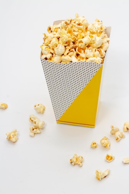 Snack di guardare il film concept Popcorn dolce in tazza di carta e caduta su sfondo bianco