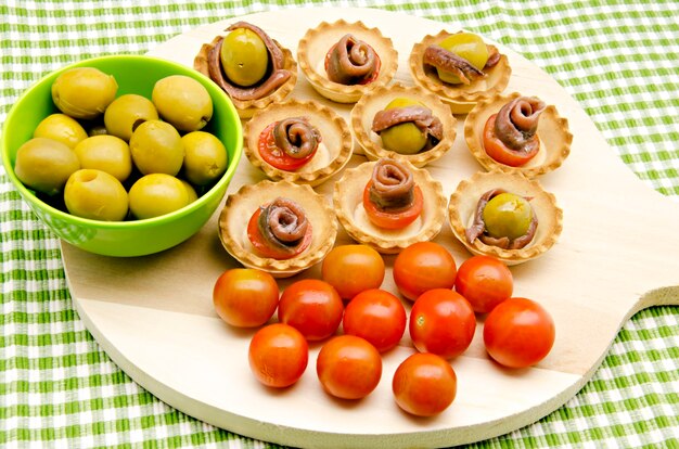 Snack di olive, acciughe e pomodori