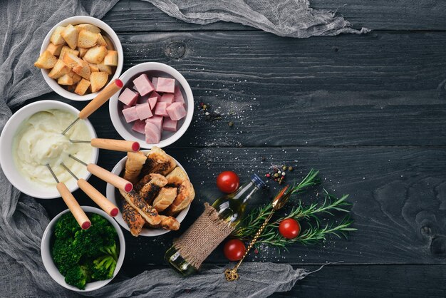 Snack freddi Salsiccia formaggio broccoli e bastoncini salati Cucina italianaSu una superficie di legno Vista dall'alto Spazio libero per il testo