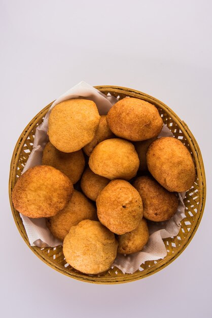 Snack indiani Aloo Bonda o batata vada o urad daal vada o pakoda o pakora. Servito con chutney verde. Messa a fuoco selettiva