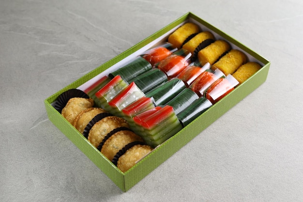 snack jajan pasar dall'Indonesia pastel kue lapis beras lemper kue ku risoles serviti in scatola