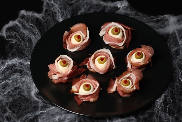 Snack originali di Halloween Bulbi oculari di prosciutto cotto con mozzarella olive ripiene di peperoncino