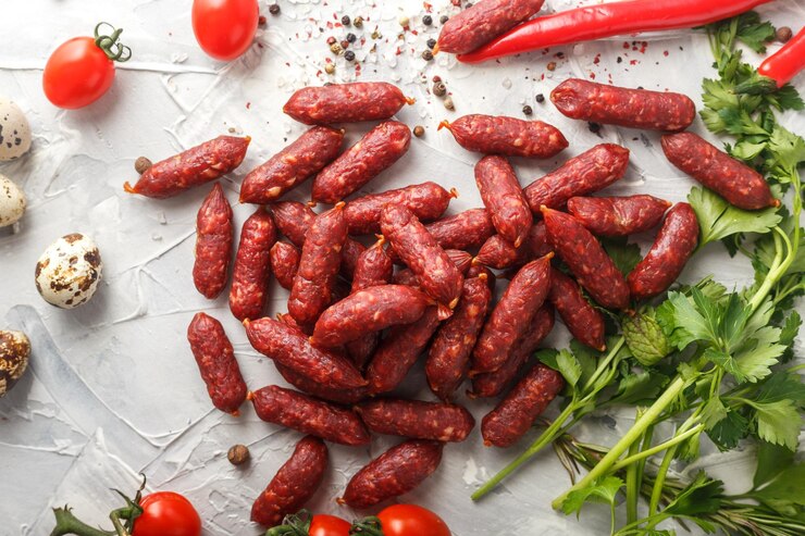 Foto snack per birra pistacchi pezzi curati di carpaccio e mini salsicce affumicate grissini e patatine fritte