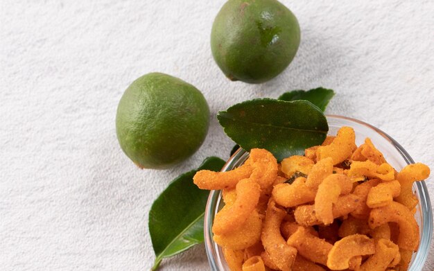 Snack piccante di maccheroni con lime e foglie di lime