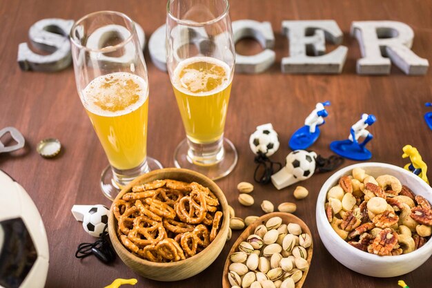 Snack salati e bevande sul tavolo per la festa di calcio.