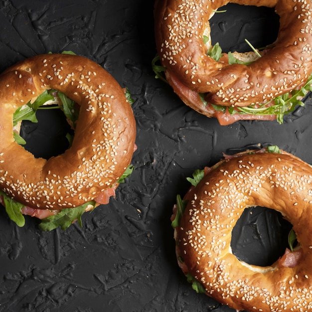 Snack salutare. Bagel con salmone e rucola