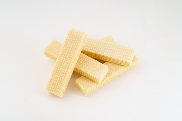 Snack snack wafer biscotti su sfondo bianco