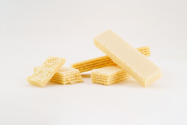 Snack snack wafer biscotti su sfondo bianco