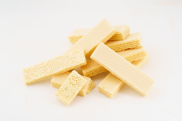 Snack snack wafer biscotti su sfondo bianco