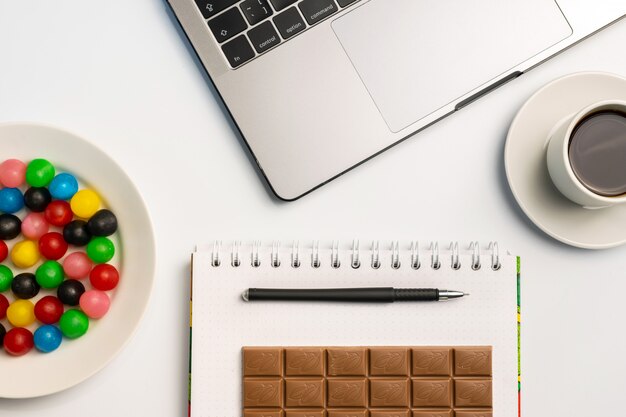 Snacking al lavoro, avere un concetto di morso