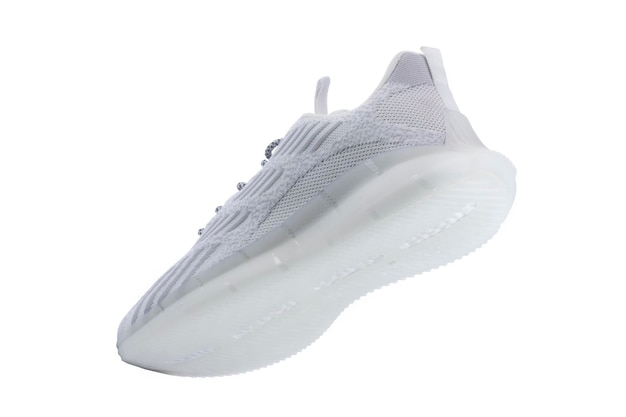 Sneaker one realizzata in tessuto bianco con allacciatura su fondo bianco