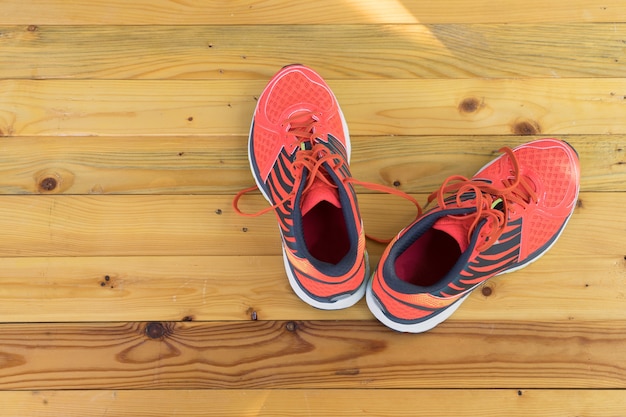 sneaker sul pavimento di legno per la corsa sportiva