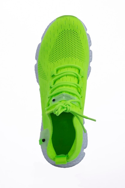 Sneaker verde realizzata in tessuto su fondo bianco
