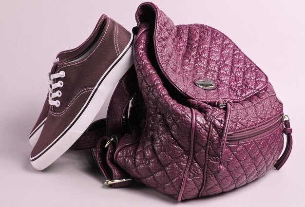 Sneakers alla moda, portafoglio in pelle rosa.