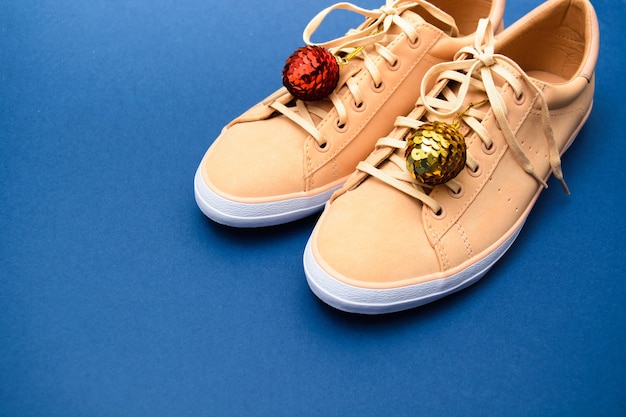 Sneakers beige con ornamenti natalizi