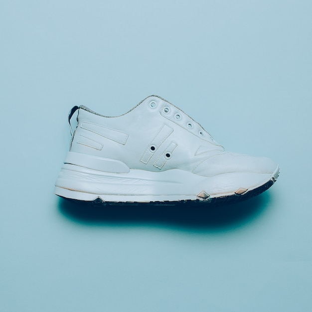 Sneakers blu sulla piattaforma. Galleria d'arte Design minimal