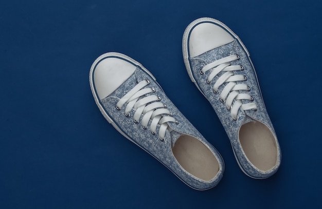 Sneakers classiche su un classico blu