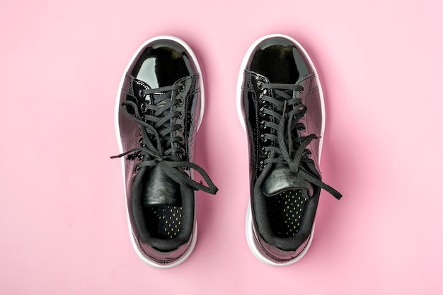 Sneakers in vernice isolate sul rosa