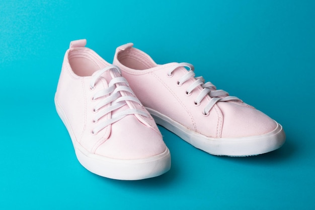 Sneakers rosa su sfondo blu