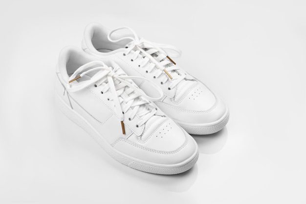 Sneakers sportive su sfondo bianco